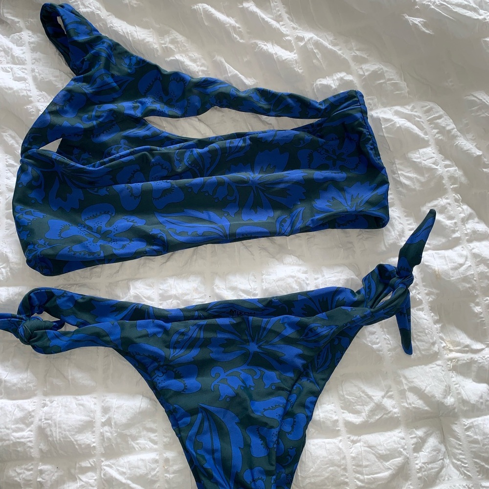 New bikini never worn took off tags but never worn